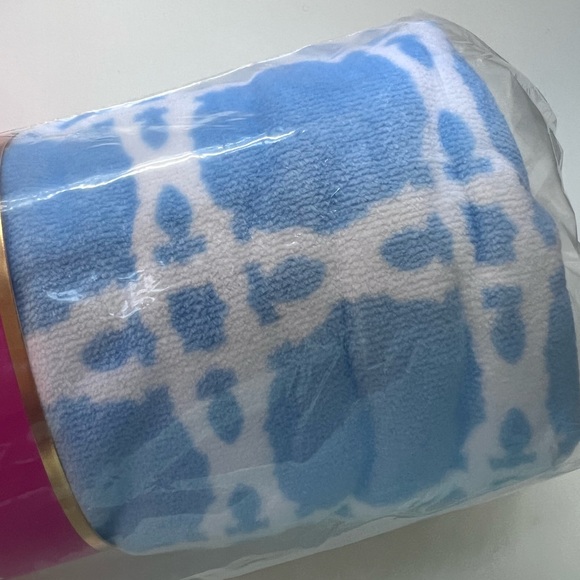 Lilly Pulitzer Frenchie Blue Caning Beach Towel, NIB - Picture 5 of 5